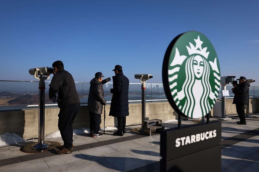 Starbucks в Кимпхо с видом на Северную Корею