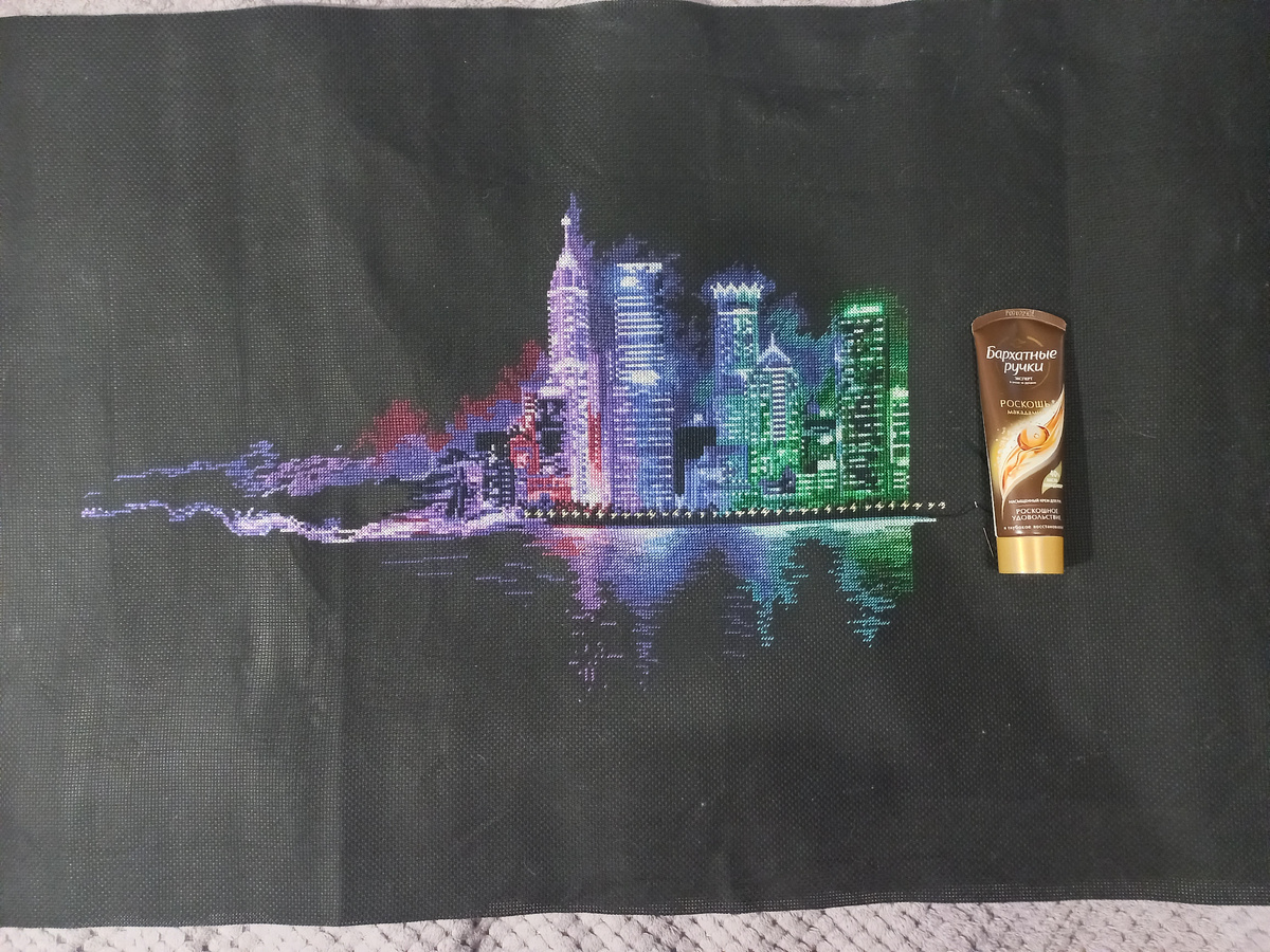 Фрагмент вышивки по набору от фирмы Сделай своими руками Н-16 "Ночной город"