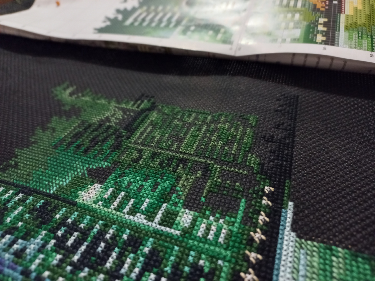 Фрагмент вышивки по набору от фирмы Сделай своими руками Н-16 "Ночной город"