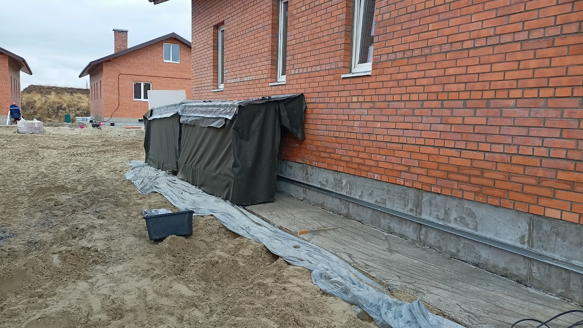 Плиточники строят такие домики чтобы не мокнуть под снегом-дождем, работая на улице.