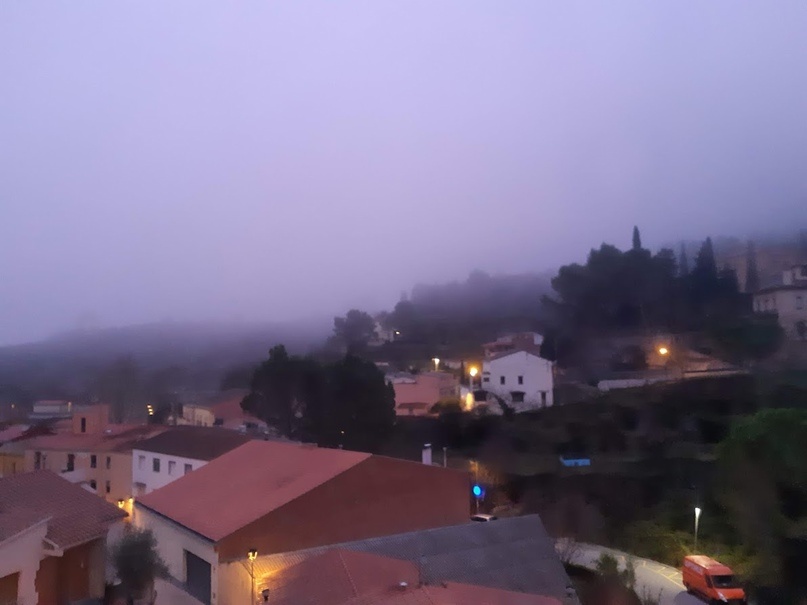 Светает. Туман укутал деревню