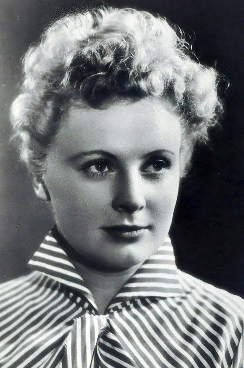 Юная Алла Ларионова