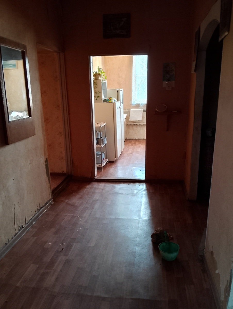 Под зеркалом была столовая для Чучи.