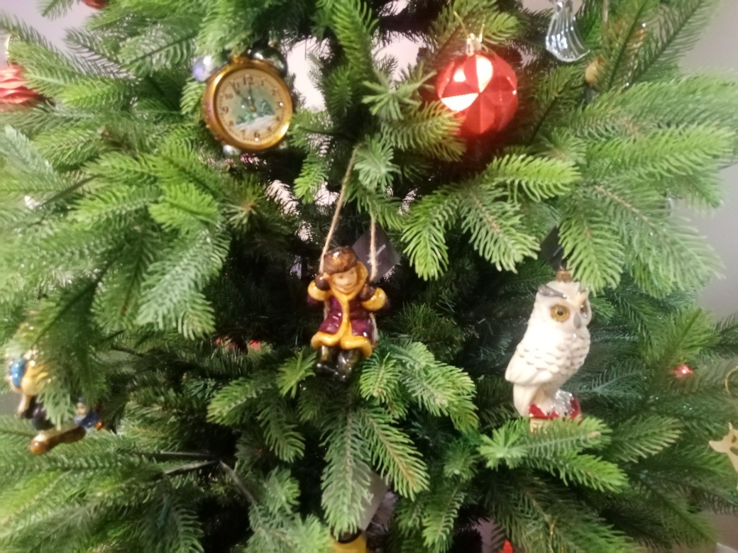 Основу укашения составляют польские игрушки ручной работы от AtlasArt. Фото автора