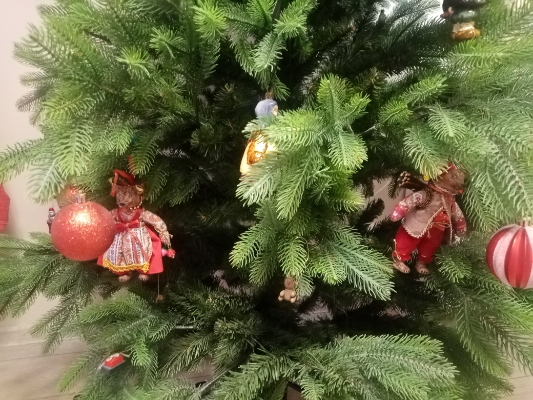 Но есть и гипсовые товарищи в русском лубочном стиле. Фото автора