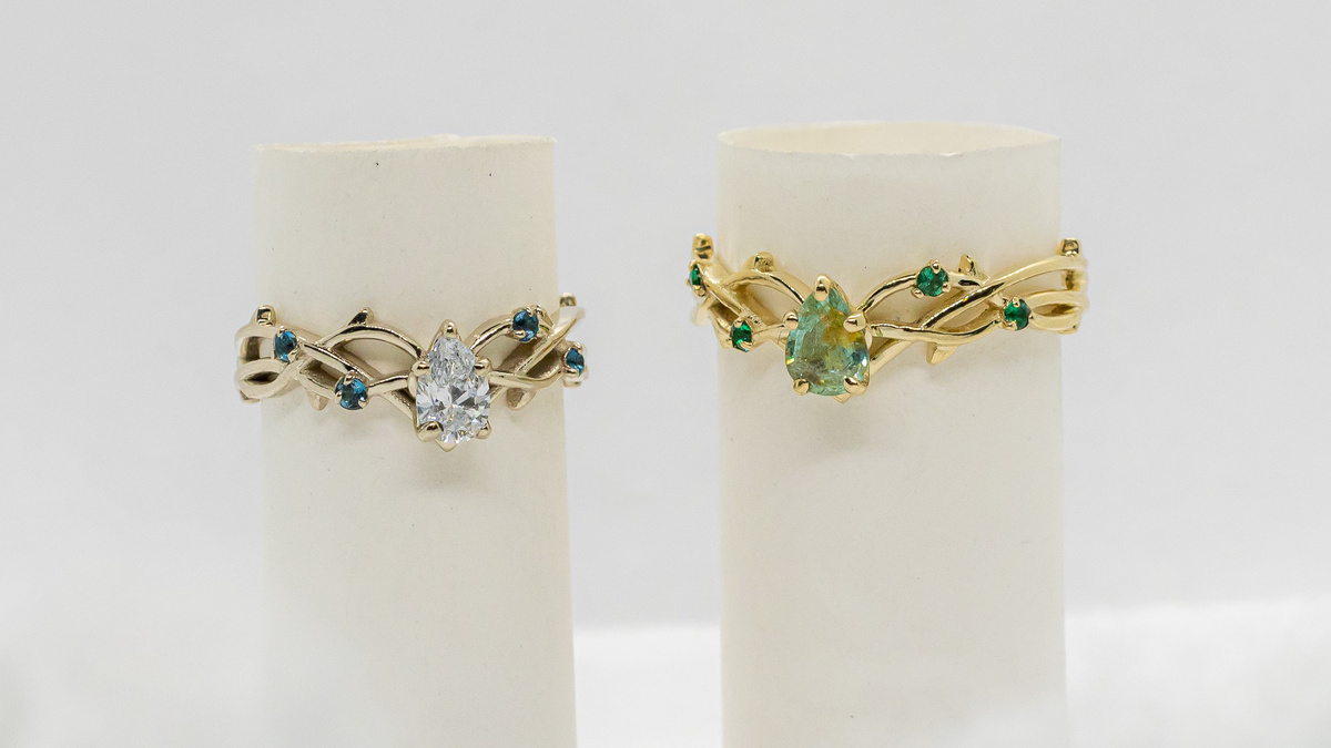 Кольца из белого и желтого золота, с бриллиантами, турмалином и изумрудами