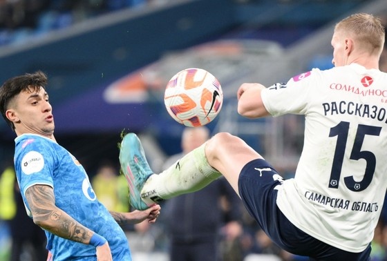   Игрок ФК «Зенит» Густаво Мантуан (слева) и игрок ФК «Крылья Советов» Николай Рассказов в матче 17-го тура чемпионата России по футболу среди клубов премьер-лиги между командами ФК «Зенит» (Санкт-Петербург) и ФК «Крылья Советов» (Самара)