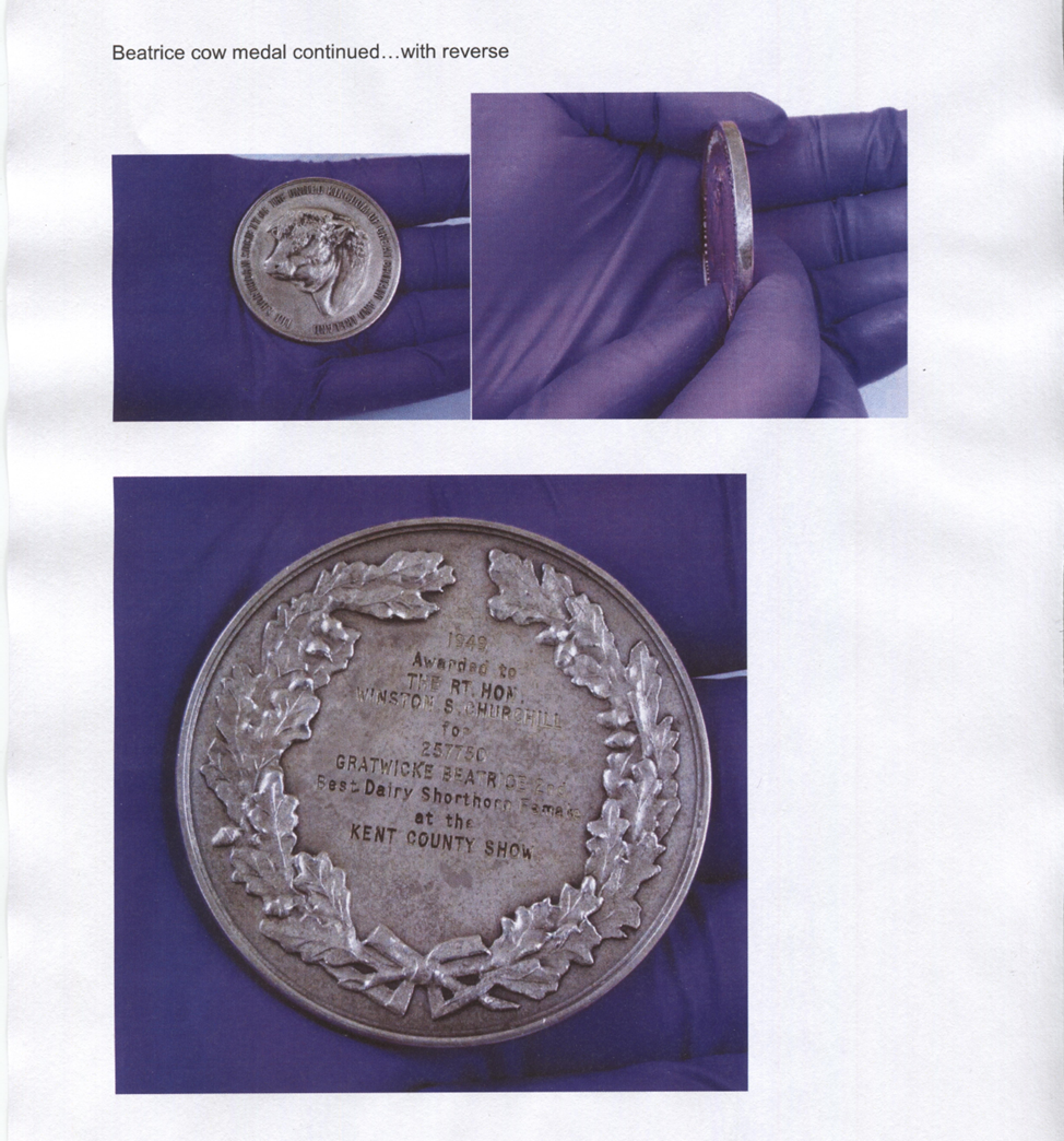 Серебряная медаль, которую сэр Уинстон Черчилль получил за свою призовую шортгорнскую корову «Беатрис». Источник: bigburymint.com