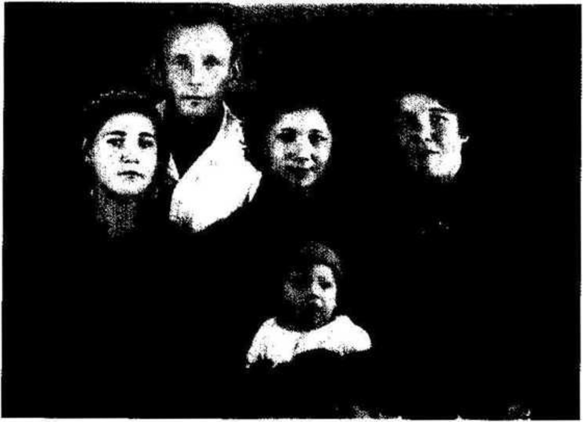 С родителями и тетушками. 1938. Фото: Из архива автора