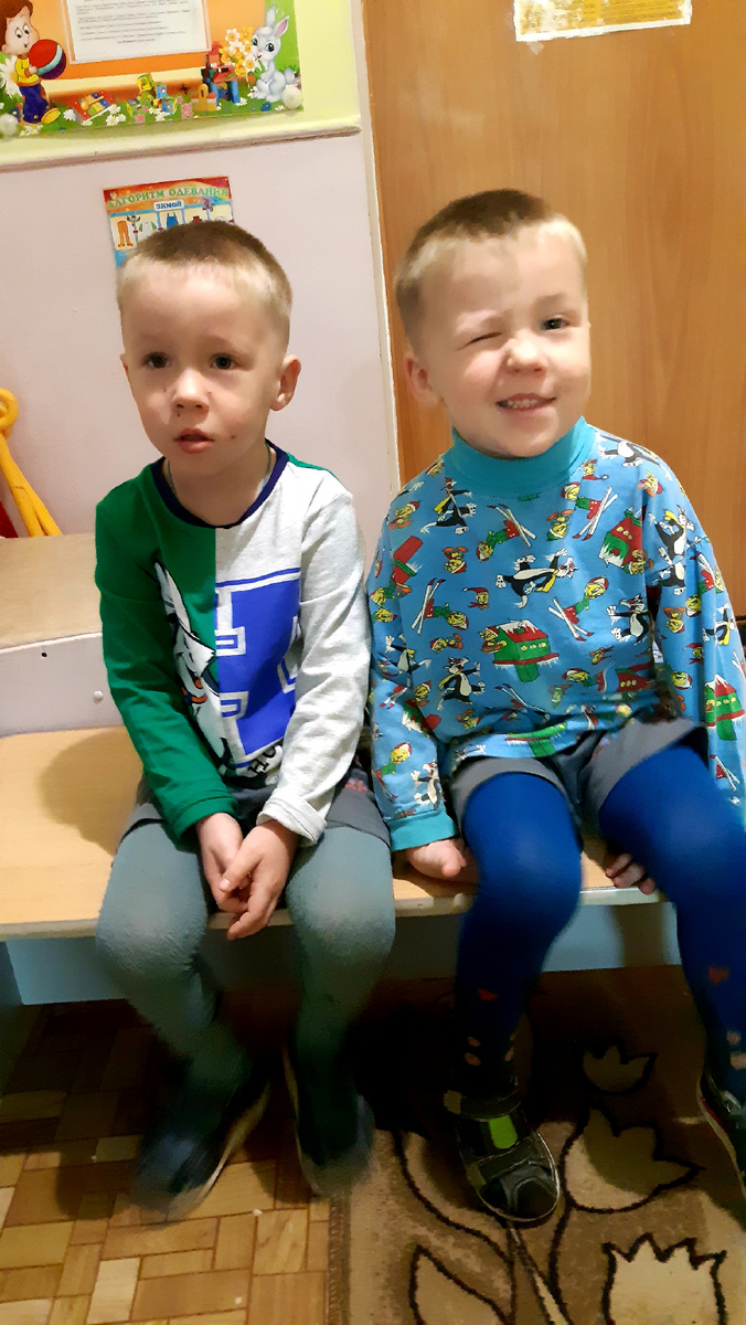 Владик стал на всех фото подмигивать😂