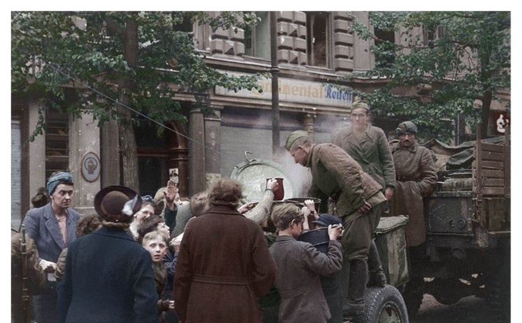 Полевая кухня в Берлине, 1945 г.