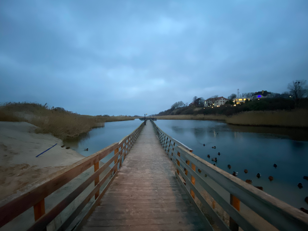 Променад на пляже в Янтарном. Начинается от Парка Морица Беккера и доходит почти до памятника у шахты Анна.