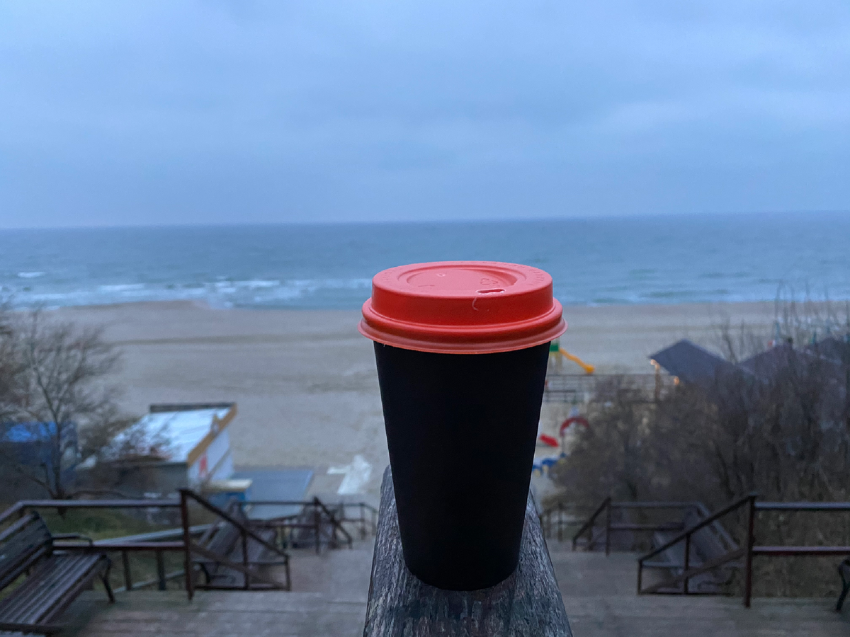 Вид на пляж в декабре. Холодно, пустынно. Неуверенные туристы выходят на берег.