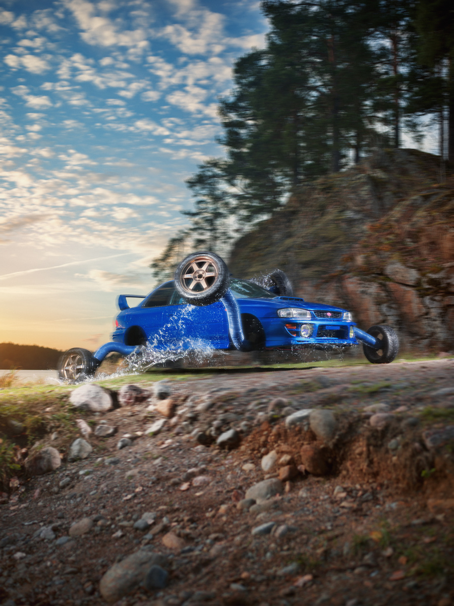 Вылезает из воды Subaru синий STI 