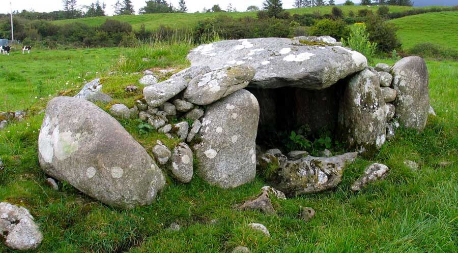 Клиновидная коридорная гробница Карроукром в графстве Майо - лучше всего сохранившийся памятник этого типа в Ирландии