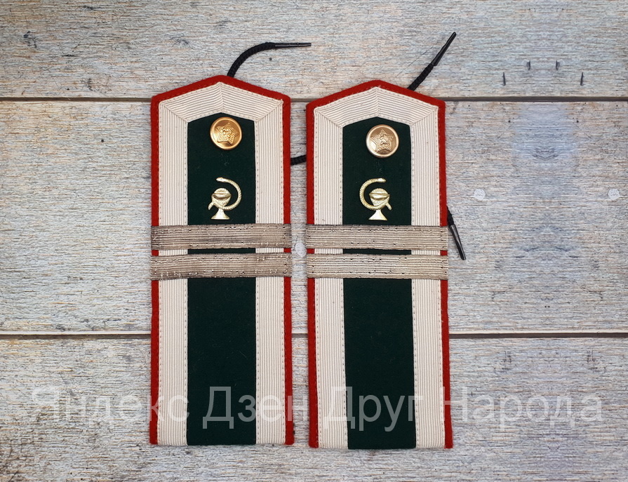 Погоны съемные курсанта медицинской службы темно-зеленого цвета обр. 1956 г. (дата выпуска 1958 г.) Фото автора