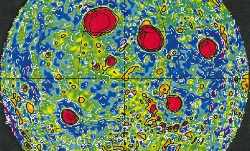 Карта гравитационных аномалий видимой стороны Луны, составленная по данным зонда Lunar Prospector.