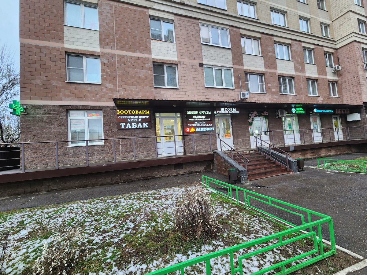 Вход со стороны бульвара 65 лет Победы (напротив Варенникова, 4) Фото без наружной вывески. Ниже на фото уже с вывеской.