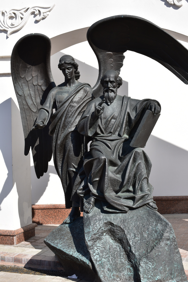 Памятник Иоанну Богослову