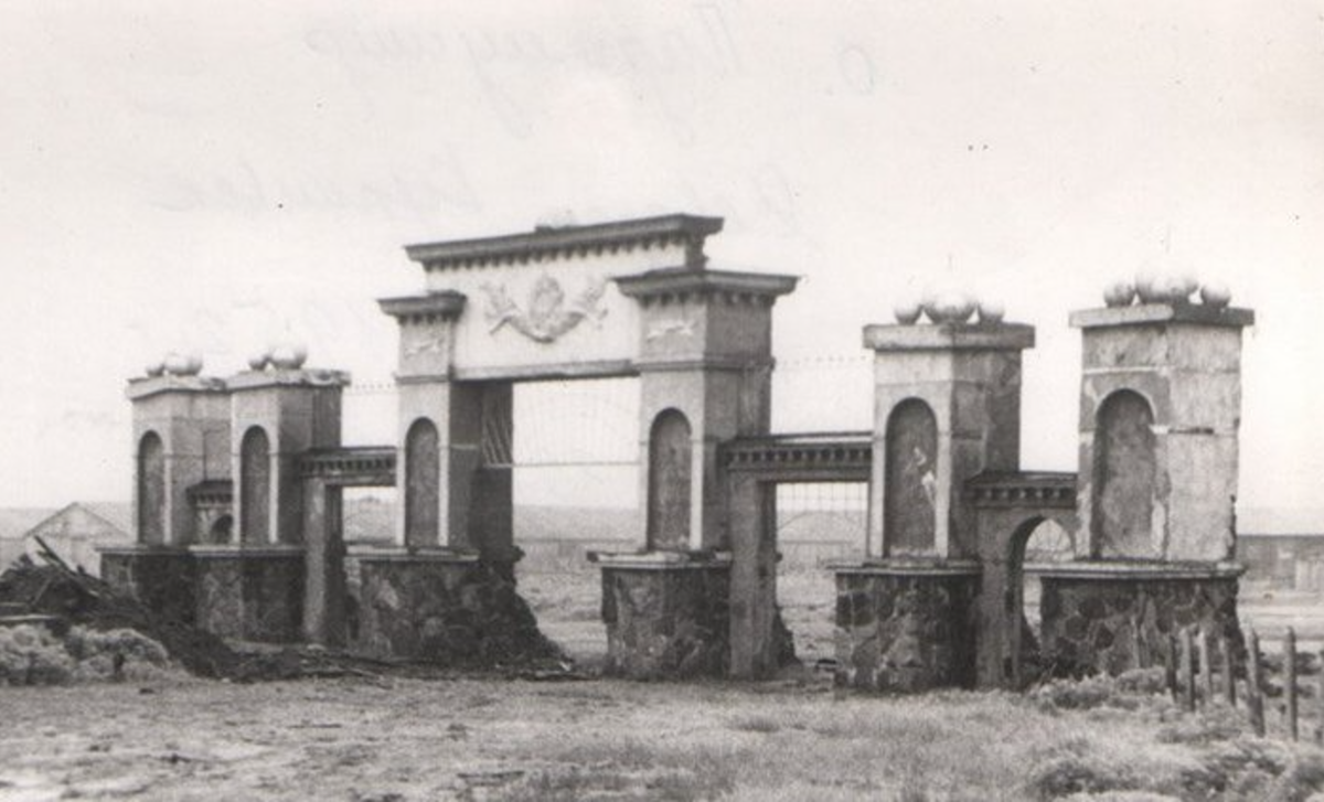 Ворота стадиона после цунами