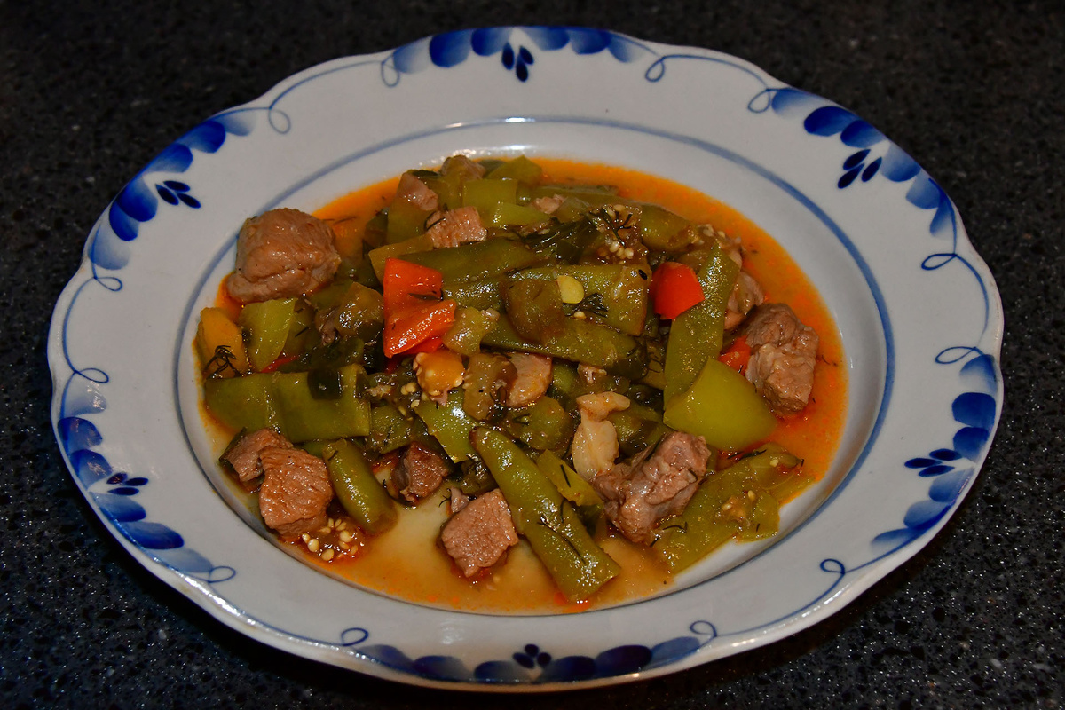 Мясо с баклажаном и фасолью