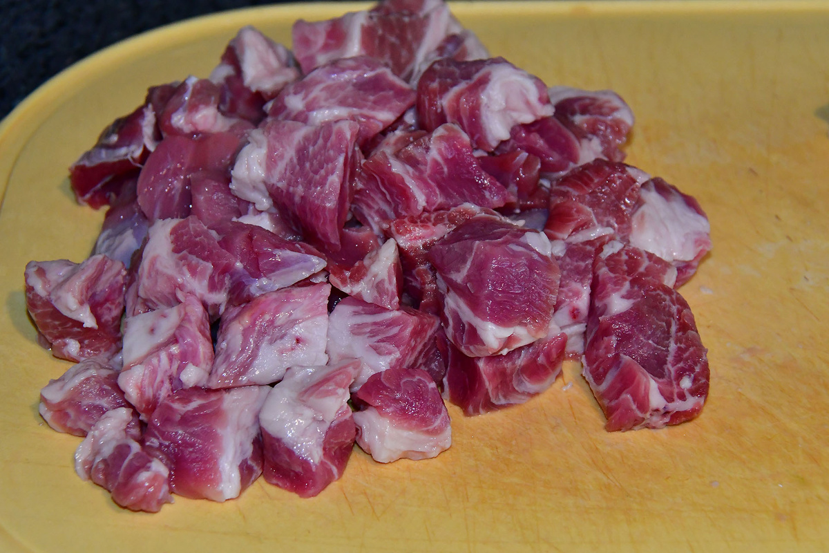 Мясо нарезаем