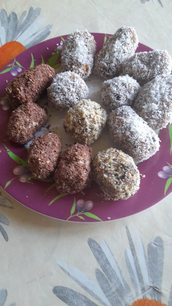 Колобки из сухофруктов.