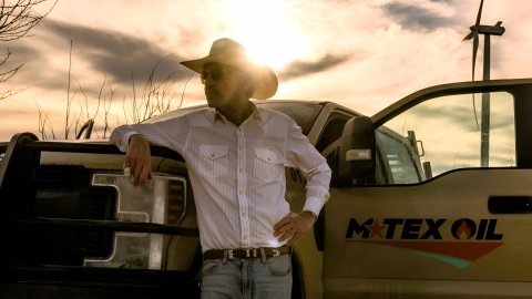 Лэндмен» (Landman) — американский драматический телесериал, основанный на подкасте Кристиана Уоллеса Boomtown. Премьера состоялась на стриминговой платформе Paramount+ 17 ноября 2024 года. 