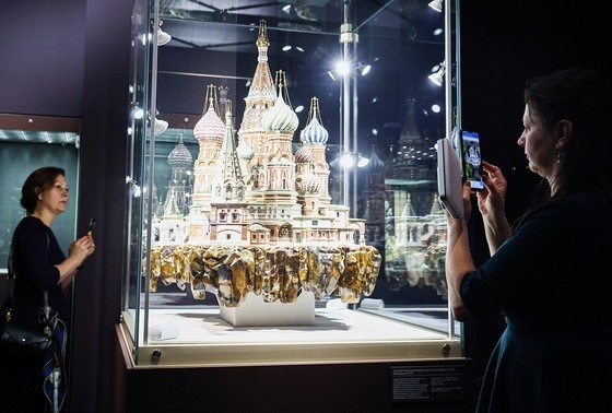    Посетители на выставке «Россия — любовь моя! Искусство ювелиров России. XIX–XXI века» в выставочном комплексе Государственного исторического музея