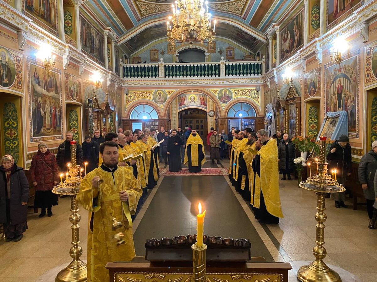 Акафистное пение священнослужителей Донецка в первый день Рождественского поста. Источник: https://eparhiadonetsk.ru/2024/11/28/svjashhennosluzhiteli-hramov-donecka-sovershili-akafistnoe-penie-v-pervyj-den-rozhdestvenskogo-posta/