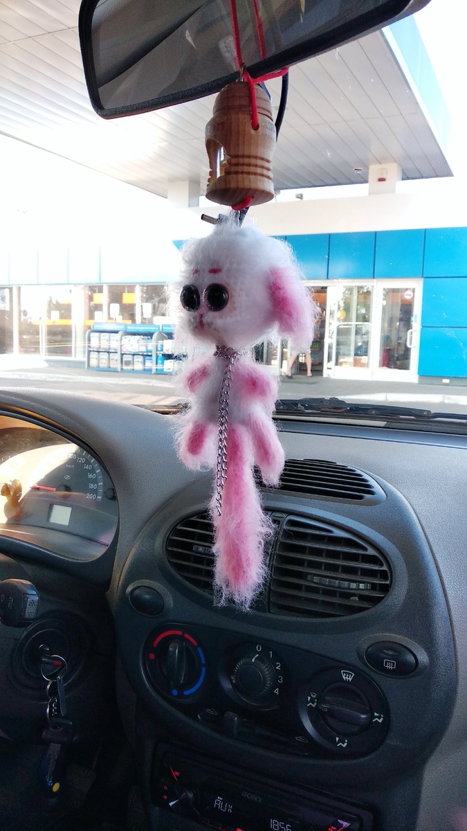 Моя "Калина" 🚗. И всегда со мной рядом "Жмяк" (котик связан по мастер-классу Ксении Щербининой)