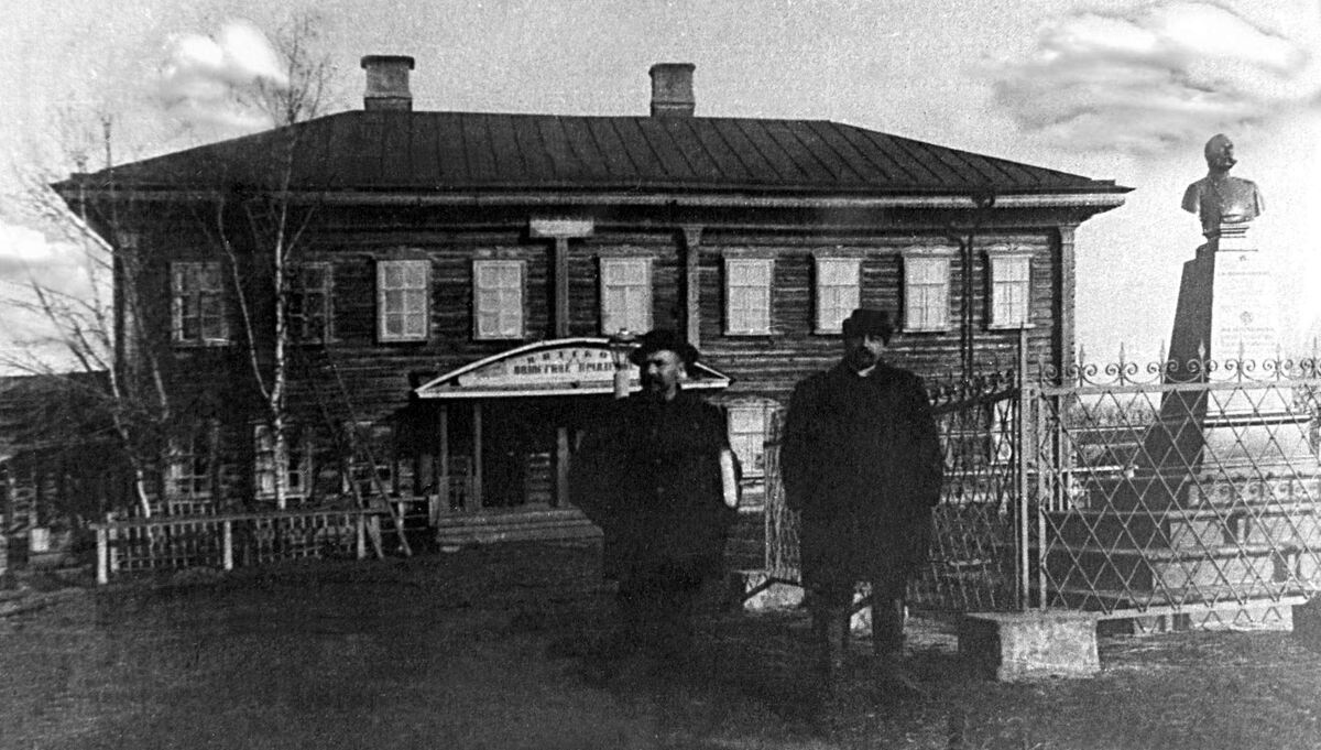 Здание волостного правления в селе Вятское Даниловского уезда Ярославской губ. (1900-е гг.) Справа ― бюст российского императора Александра II