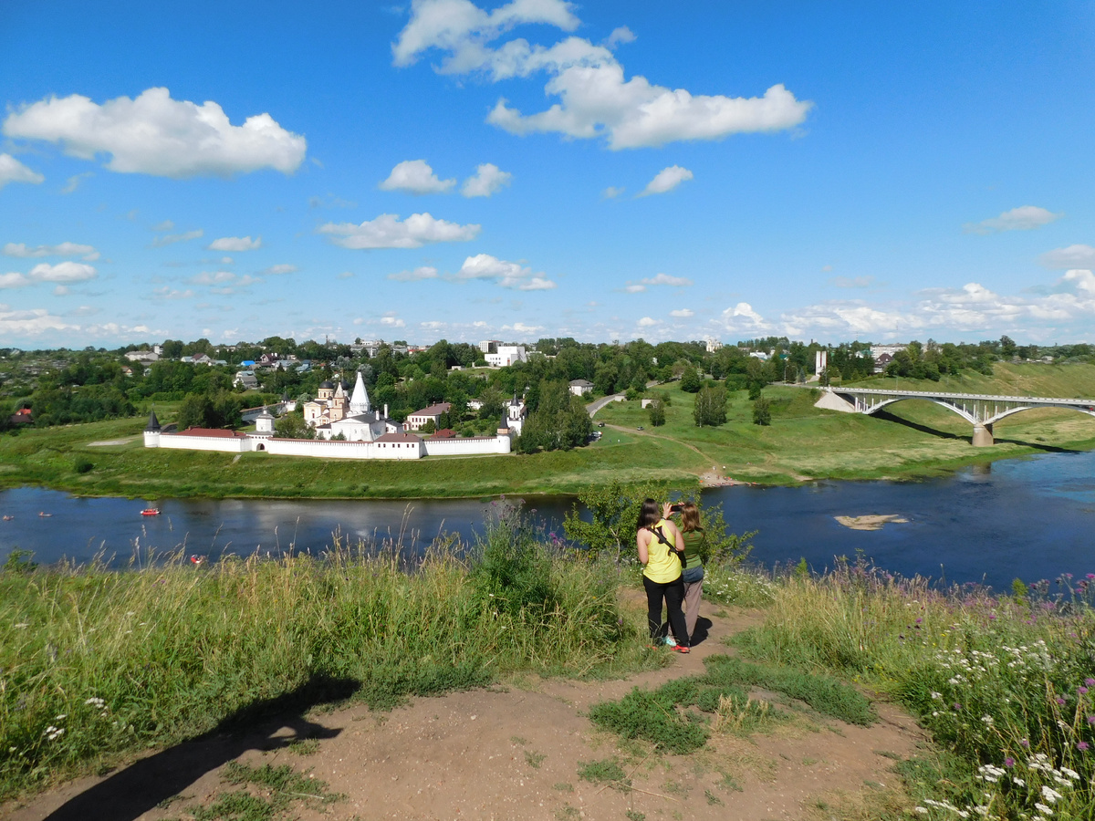 Вид на Старицкий монастырь с противоположного берега Волги
