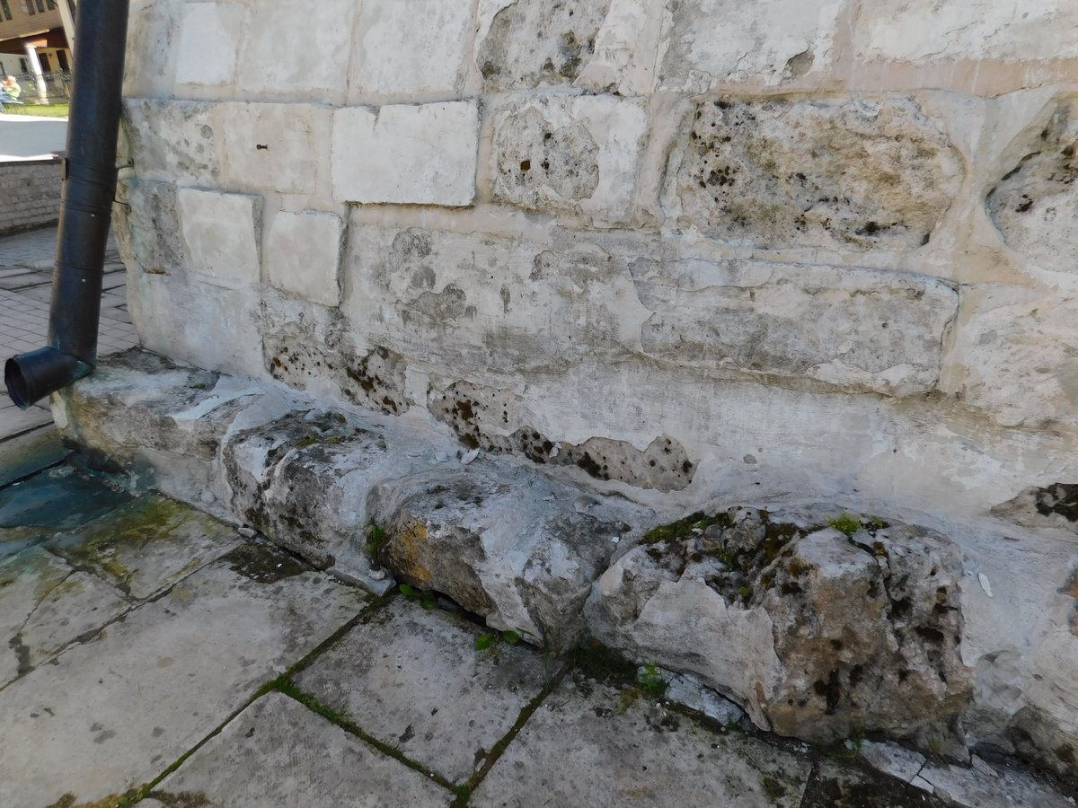 Старинная еладка Вознесенского храма. Монастырь в Старице