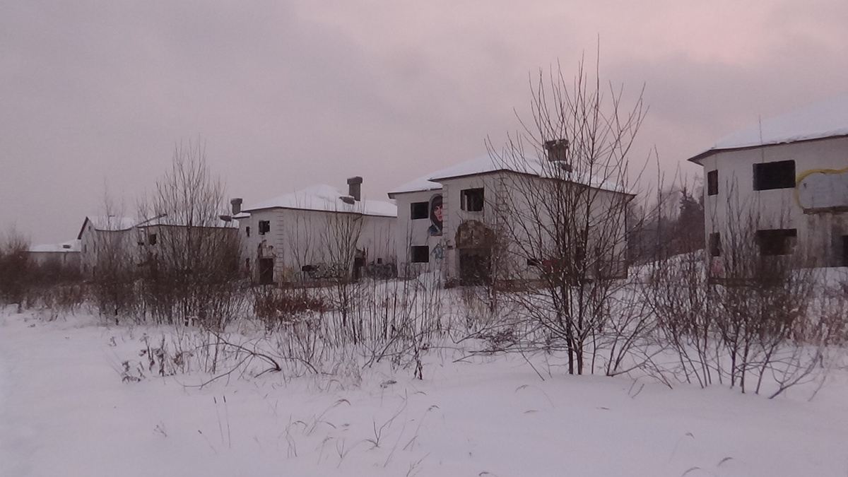 А здесь вообще заблудиться можно. Да и одному ходить страшновато.