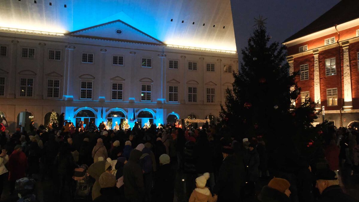 Людей было очень много.