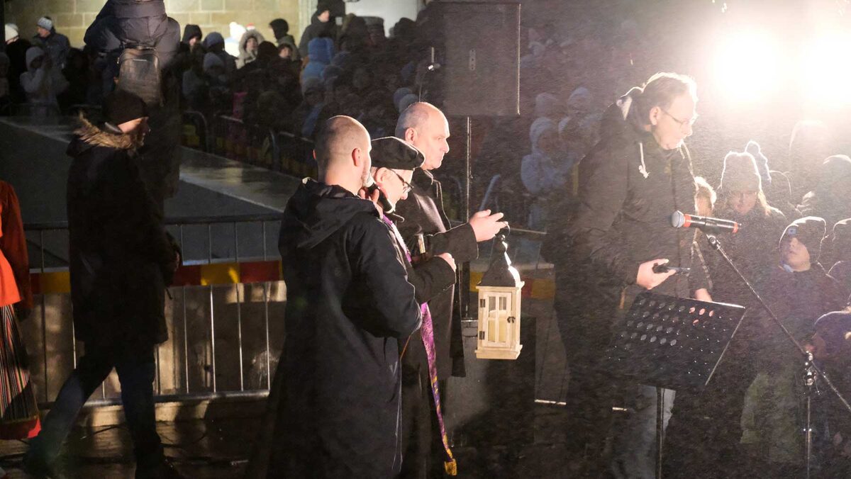 Пастор и мэр зажигали первую свечу вдвоём.