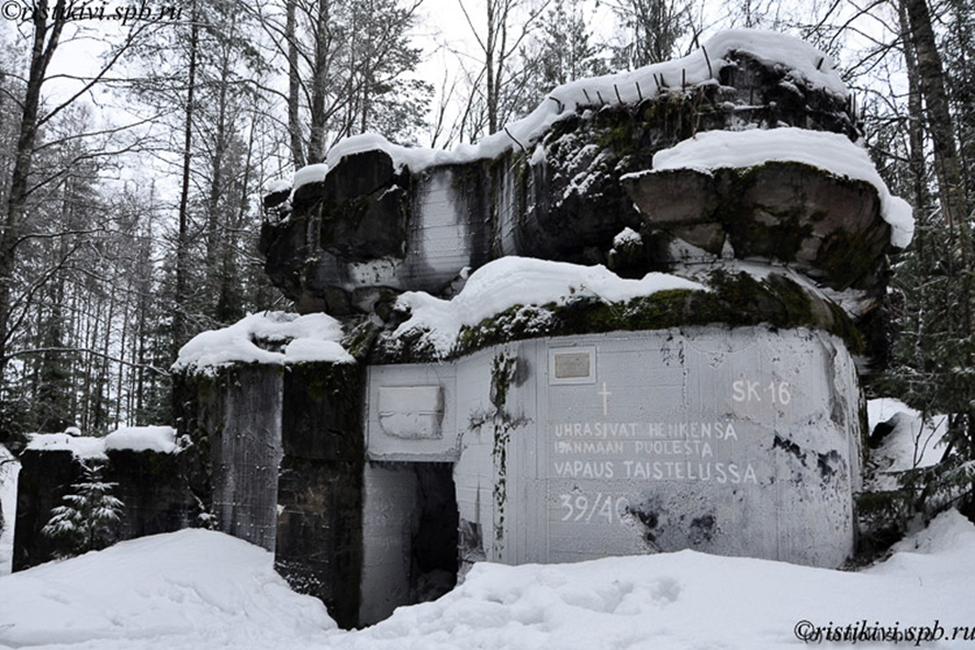 Современное состояние ДОТа №16 той же серии, что и описываемого 11го, расположенного в деревне Суммы