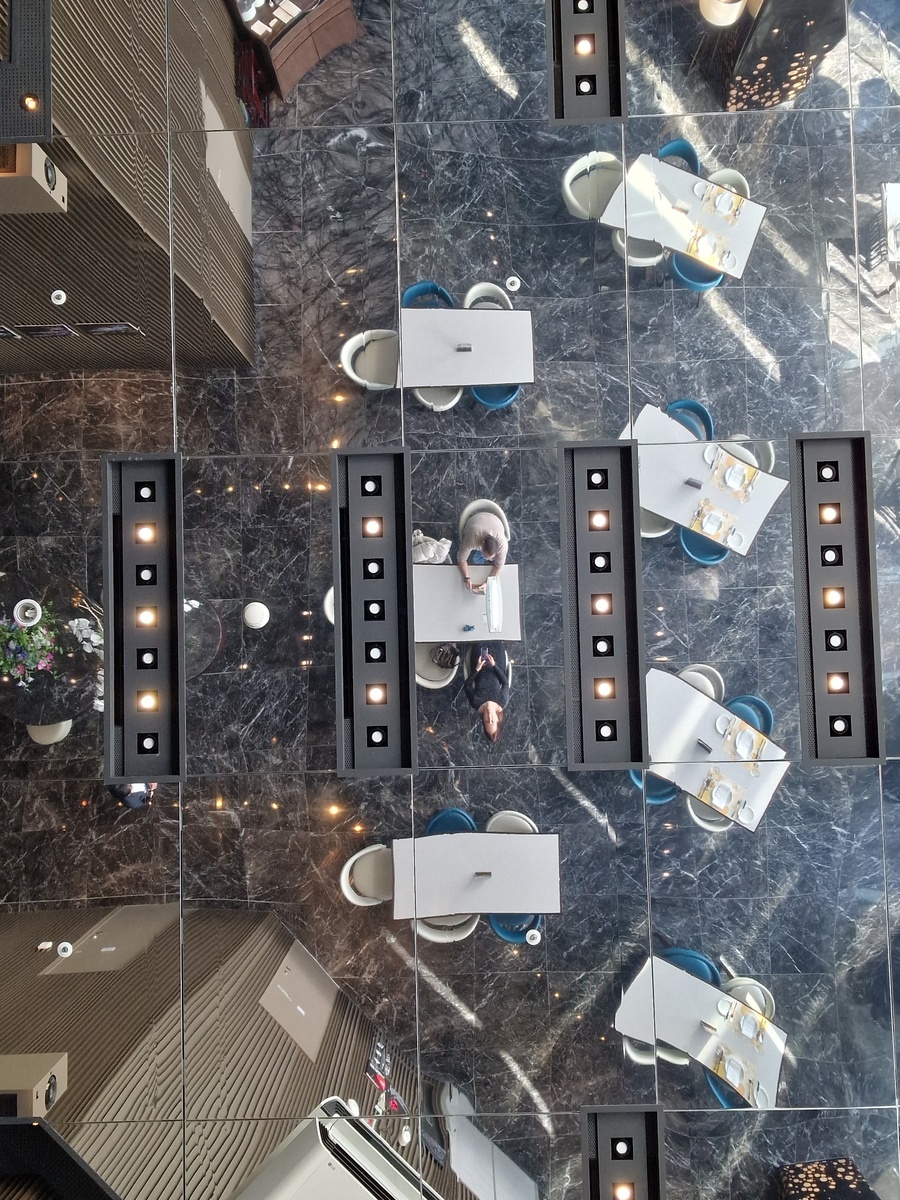 Ресторан в Сеул-скай на 123-м этаже, отражение в зеркальном потолке