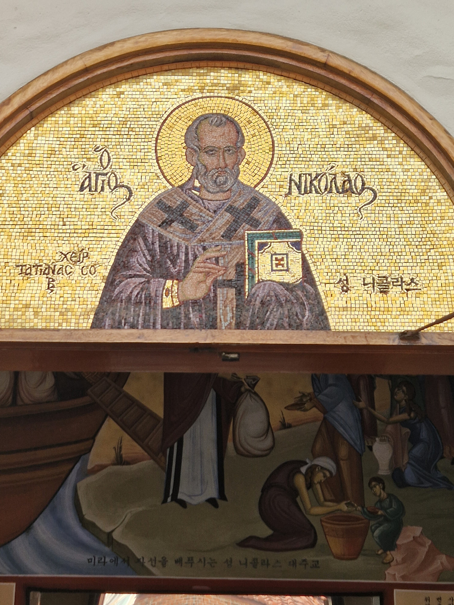Мозаика над входом в Свято-Николаевский собор в Сеуле