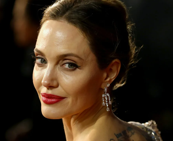 Портрет и карта  А.Джоли. Данные - астродатабанк, фото - Интернет