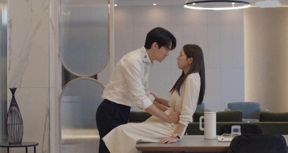 Кадр из дорамы "Номер, который вы набрали" с Ю Ён Соком и Чхэ Су Бин