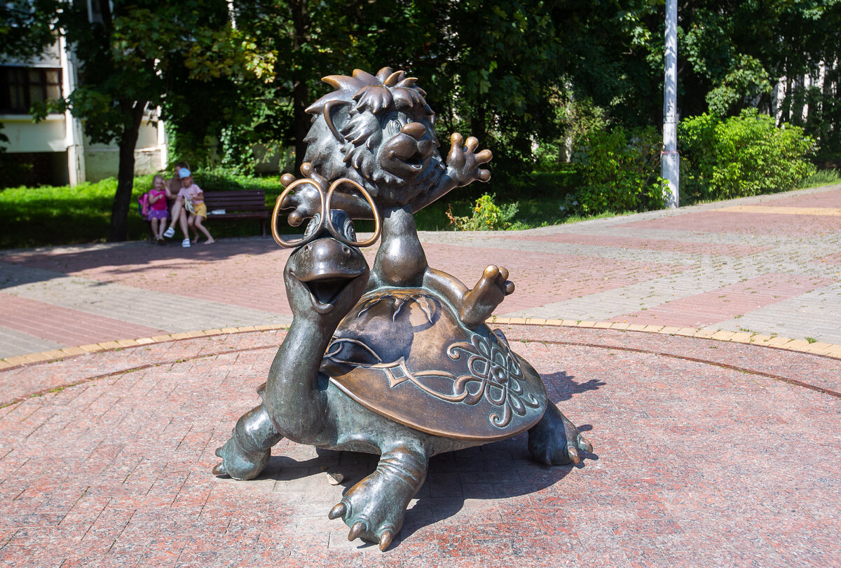 Скульптура "Львёнок и Черепаха". Раменское, Московская область.