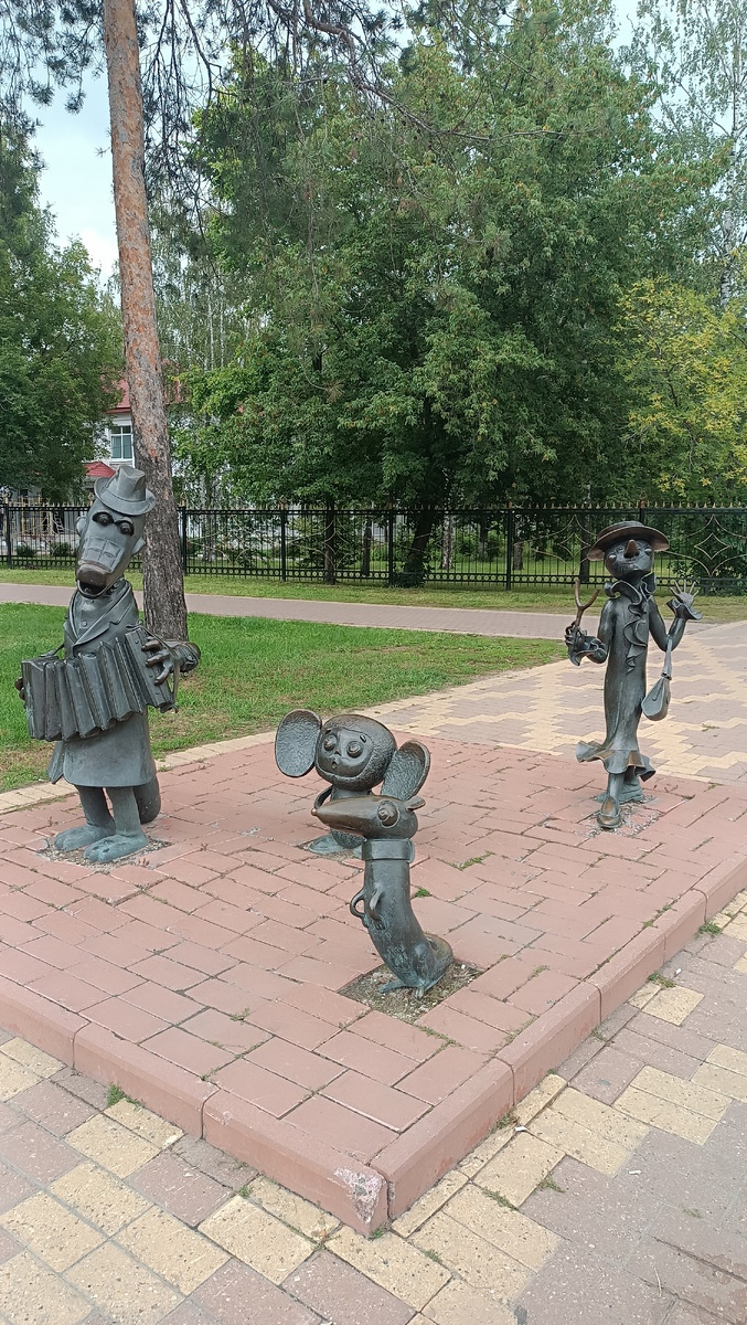 Прогулка по Раменскому...мультяшные герои