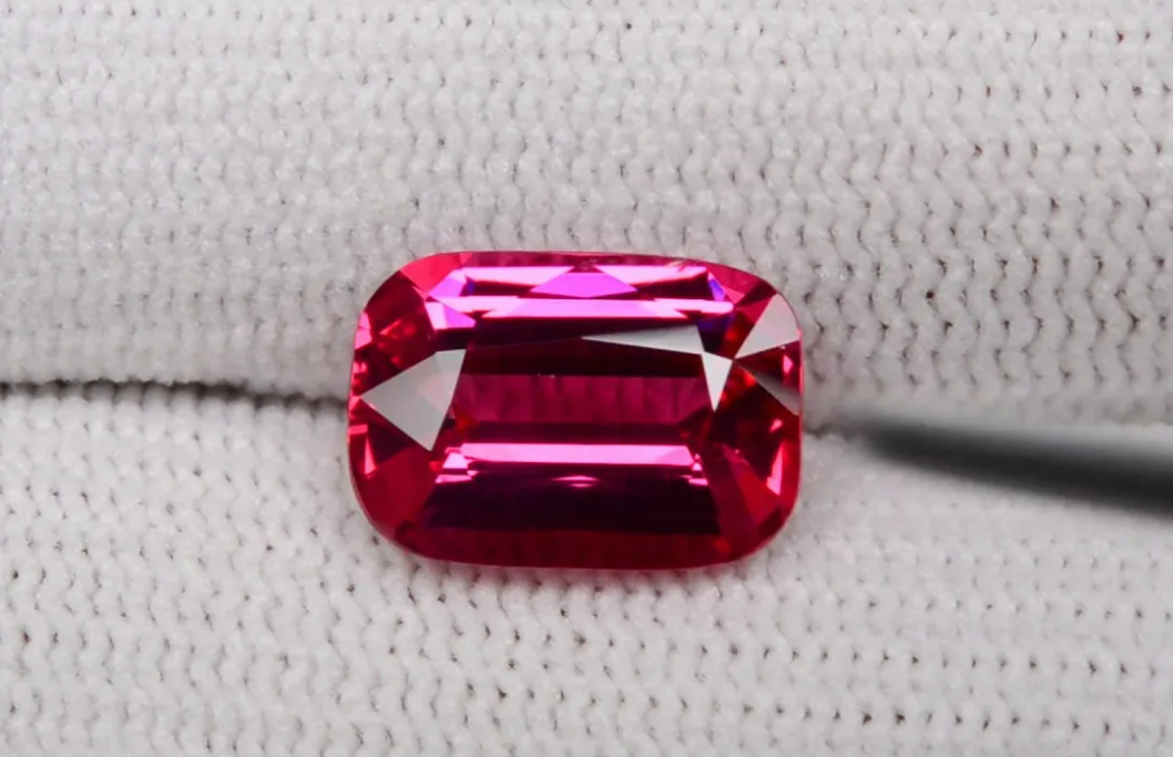 Шпинель Махенге известна чистыми красными и розовыми оттенками без примесей
