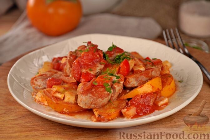 свинина, хурма, лук репчатый, перец сладкий, корень сельдерея, помидоры консервированные в собственном соку, чеснок, соль, зира, кориандр молотый, перец чёрный молотый, перец красный молотый, масло растительное