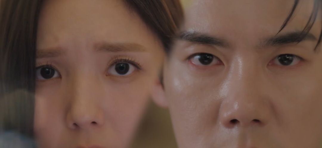 Кадр из дорамы "Номер, который вы набрали" с с Ю Ён Соком и Чхэ Су Бин