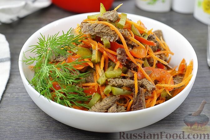 говядина, морковь по-корейски, перец сладкий, огурцы маринованные, масло растительное, соль, перец чёрный молотый