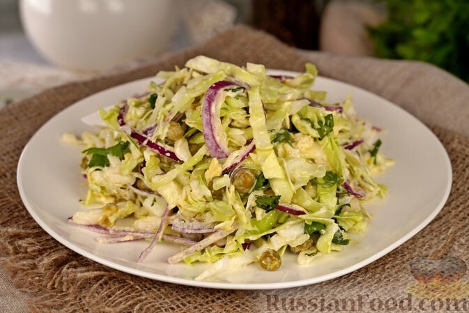 капуста белокочанная, лук репчатый красный, горошек зелёный консервированный, яйца, майонез, зелень, перец чёрный молотый, соль