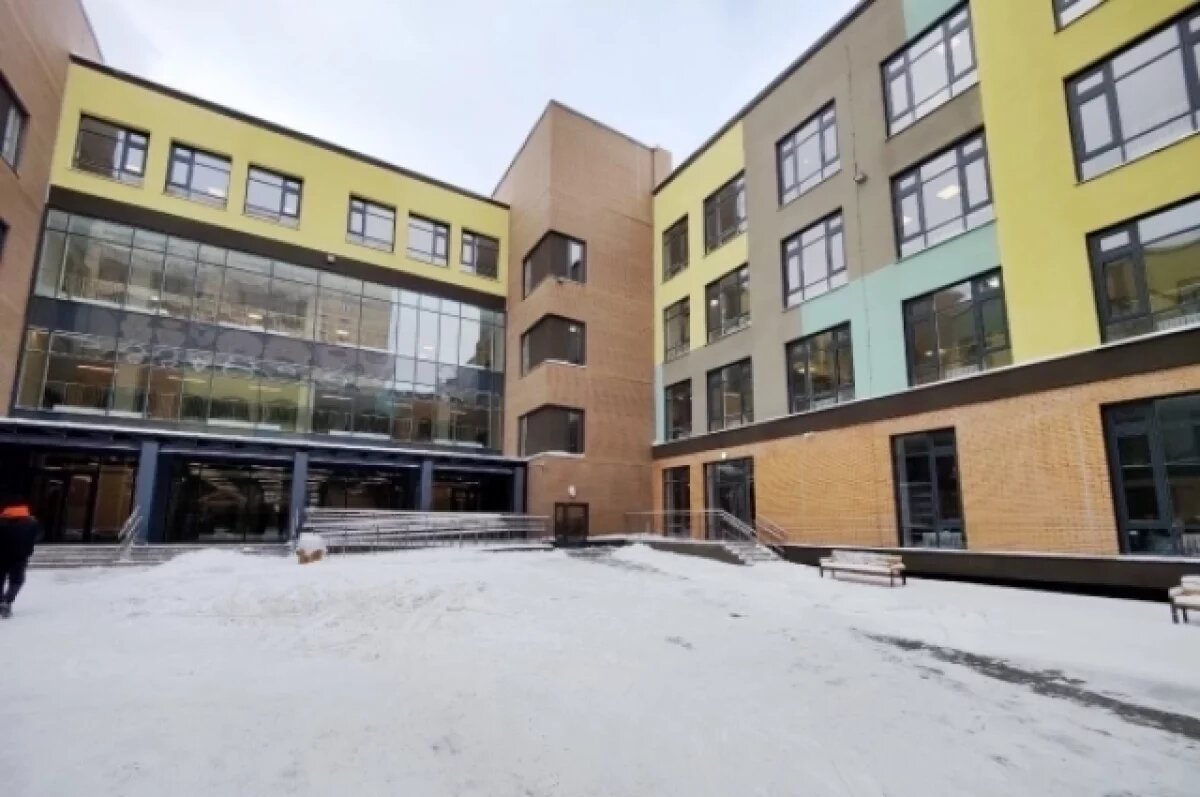    На месте ветхой школы в Новосибирске построили новую с витражами